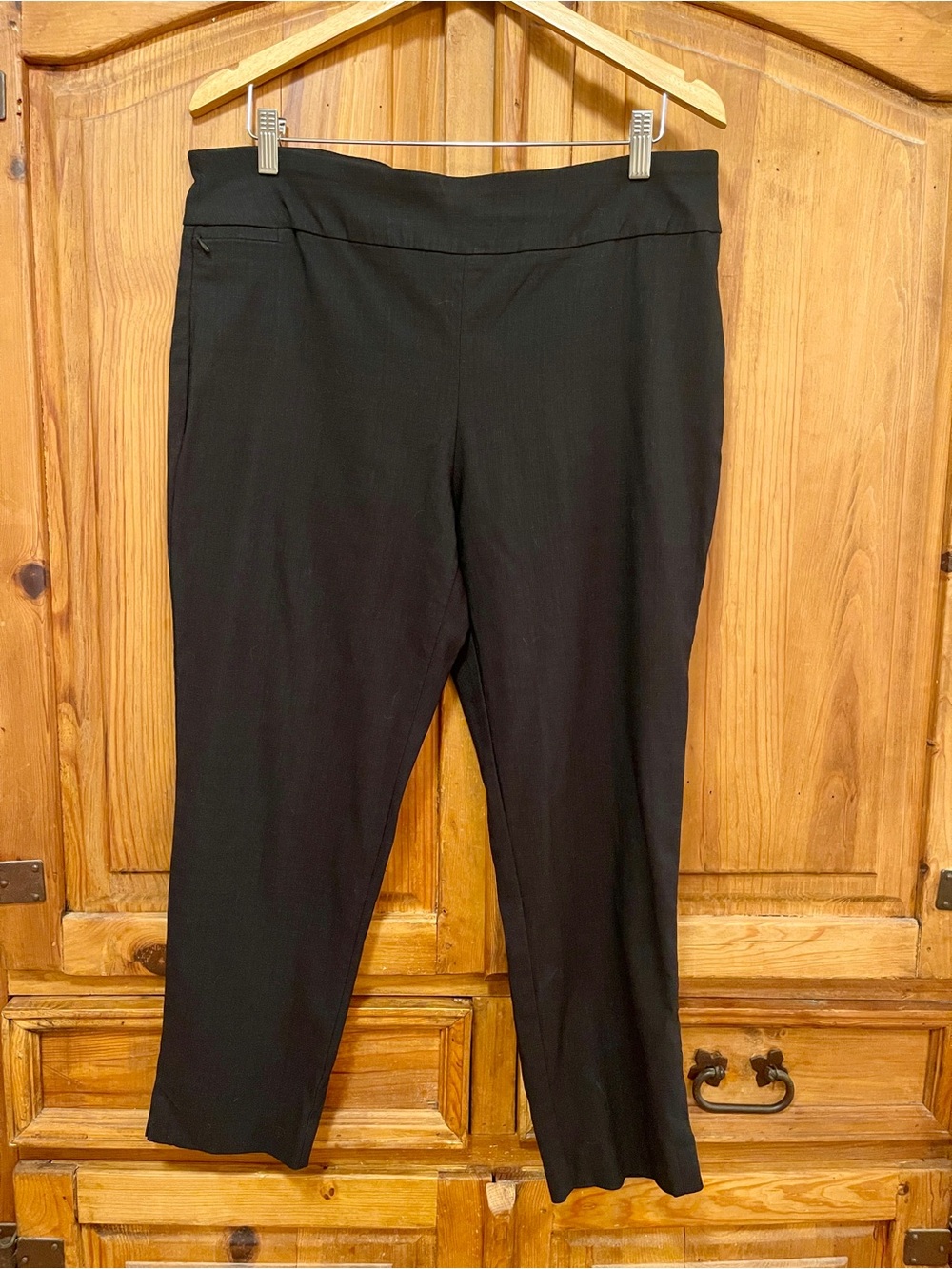 Black Women's Pull-On Slim Dress Capri Pants